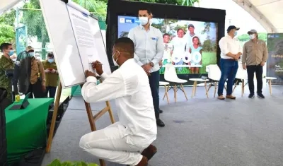 Acto de firma de los convenios.