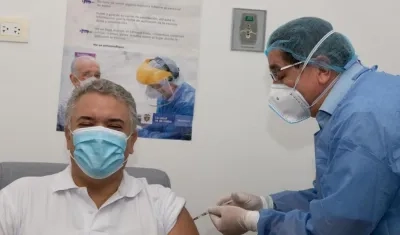 Iván Duque fue atendido por el Ministro de Salud, médico Fernando Ruiz, quien le aplicó la segunda dosis de la vacuna de Pfizer.