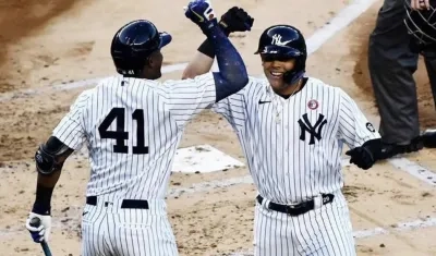 Gio Urshela felicitado en el plato tras conectar el HR.