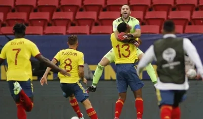 David Ospina celebra con sus compañeros. 