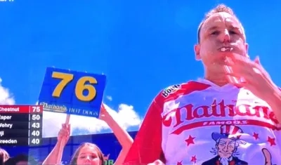 Joey Chestnut, récord en comer perros calientes.