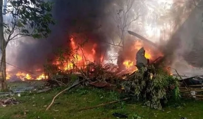 La conflagración tras el accidente aéreo.