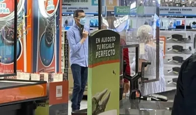 El hombre con el arma apuntando el mentón.