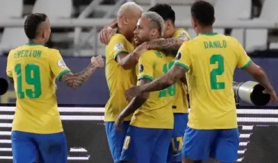 Jugadores de Brasil celebrando el gol de Lucas Paquetá.