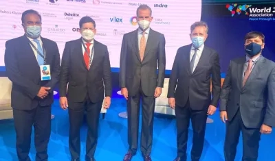 El Alcalde Jaime Pumarejo con el comité organizador.