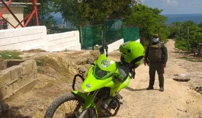 La Policía hace presencia en el lugar donde se presentó el robo. 