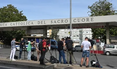Periodistas en la puerta del hospital Gemelli de Roma.