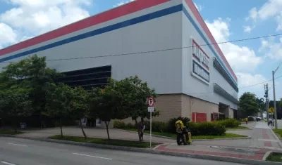 El almacén Alkosto estuvo cerrado toda la tarde del lunes a raíz del incidente. 