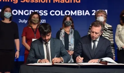 El Alcalde Jaime Pumarejo firma la aceptación para que Barranquilla sea la sede del World Law Congress.