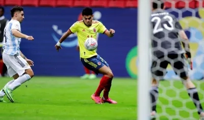 Luis Díaz preparando el remate para el gol del empate.