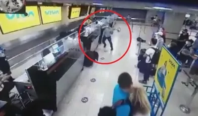 Momento en que el hombre atacaba las pantallas de información. 