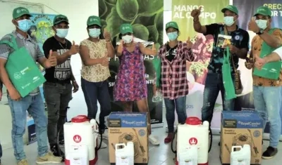 Familias recibiendo insumos.