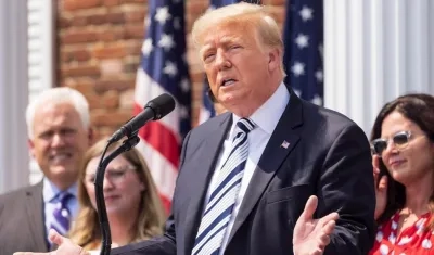 Donald Trump haciendo el anuncio de la demanda.