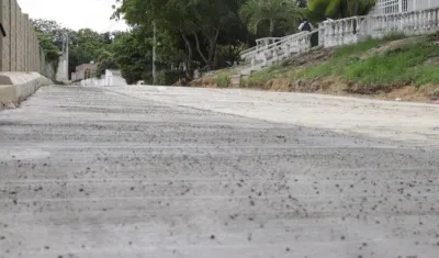 La vía pavimentada.