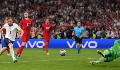 Harry Kane anota de rebote tras un penal. 