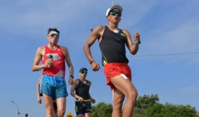 Integrantes de la Selección Colombia de marcha. 