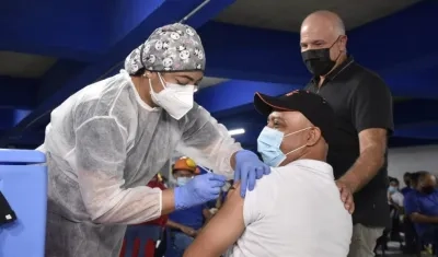 Ángelo Vásquez, jefe de producción de una las plantas, fue el primer empleado en recibir el biológico. Observa el COO Christian Daes.