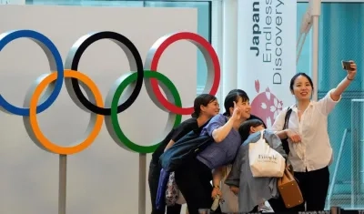 Aficionadas japonesas se toman fotografías con los aros olímpicos. 