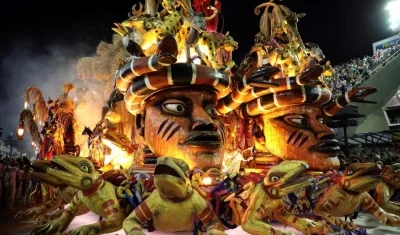 Integrantes de la escuela de samba Grande Río, durante desfile en el sambódromo en el carnaval en Río de Janeiro, el 24 de febrero de 2020.