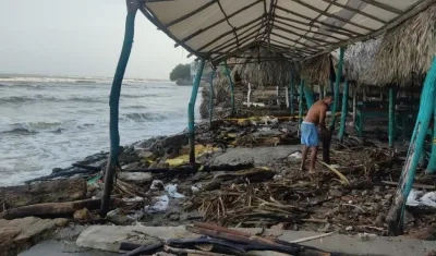 Así quedaron los negocios tras el fuerte oleaje en las últimas horas. 