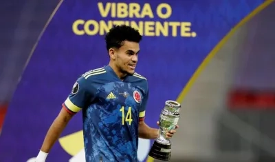 Luis Díaz con el premio del jugador del partido. 