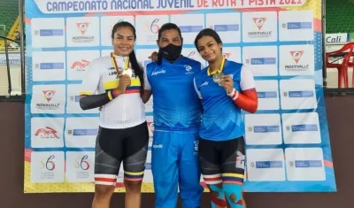 Marianis Salazar, el entrenador Ricardo Moreno y Luna Álvarez. 