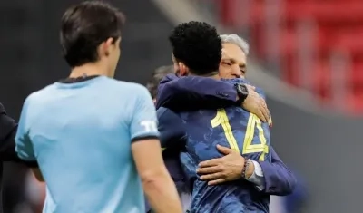 Reinaldo Rueda se abraza con Luis Díaz. 