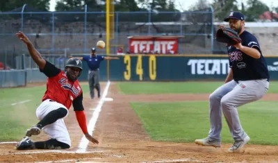 Tito Polo anota una carrera. 