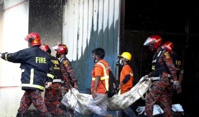Sacan cuerpos sin vida tras el incendio en la fábrica Hashem Foods. Limited. 