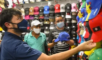 El Alcalde Jaime Pumarejo en la inauguración de una galería