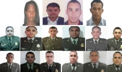 Los policías y particulares capturados en el operativo. 