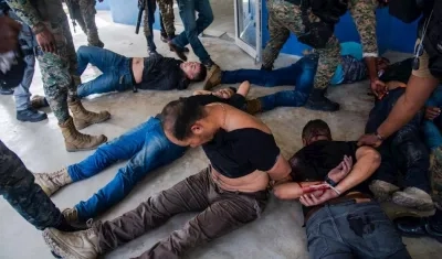 Policías custodian a un grupo de sospechosos de haber participado en el asesinato del presidente haitiano, Jovenel Moise, en Puerto Príncipe (Haití). 