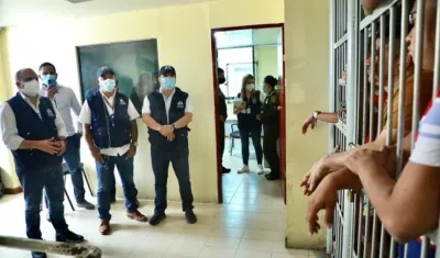 El Defensor del Pueblo, Carlos Camargo, en uno de los centros de reclusión de Cartagena. 