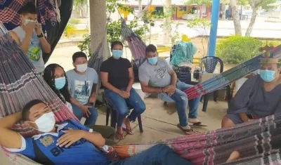 Los jóvenes en huelga de hambre en el parque Simón Bolívar de Riohacha.