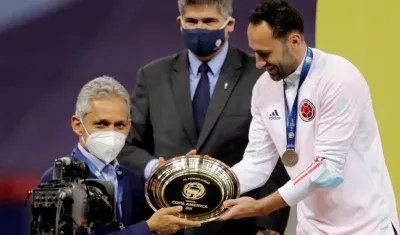 Reinaldo Rueda y David Ospina con el trofeo del tercer lugar. 