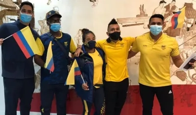 Luis Arrieta al lado de sus deportistas (Der. a Izq.) Luis Javier Mosquera, 