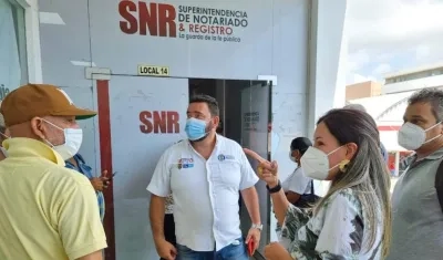 La Superintendente, Goethny Fernanda García, durante el proceso de intervención.