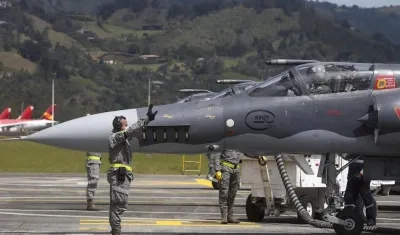 La delegación colombiana participa con aeronaves Kfir.