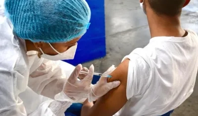 Aplicación de primeras dosis en Tecnoglass.