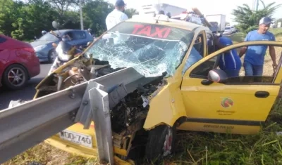 Así quedó el taxi tras el accidente.