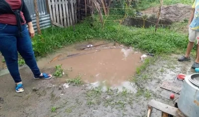 En este charco de agua cayó el niño. 