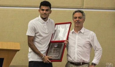 Luis Díaz recibe la placa de manos de Alejandro Arteta, presidente de Junior. 