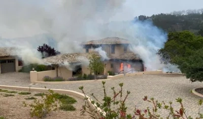 Un avión bimotor que se estrelló en el vecindario de Monterra Ranch, California.