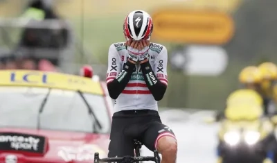 Patrick Konrad cruza en medio del llanto la línea de meta. 