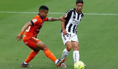 Juerguen Elitim intenta robar una pelota. 