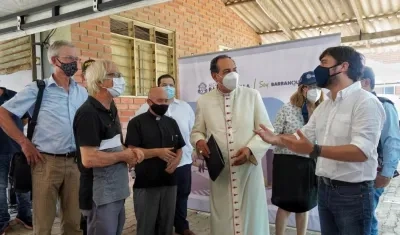 El padre Cirilo, Cyrillus Swinne, con el alcalde e invitados como embajador de Holanda, Ernst Noorman y el Arzobispo Pablo Salas. 
