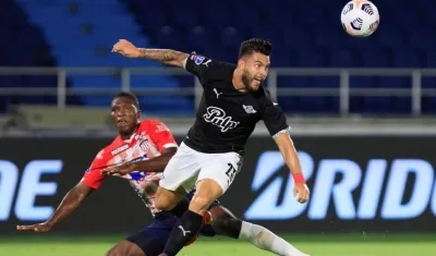 Germán Mera disputa una pelota con un rival. 