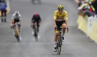 Tadej Pogacar ataca y saca diferencia al danés Jonas Vingegaard y el ecuatoriano Richard Carapaz.