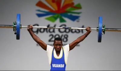 Julius Ssekitoleko, levantador de pesas ugandés.