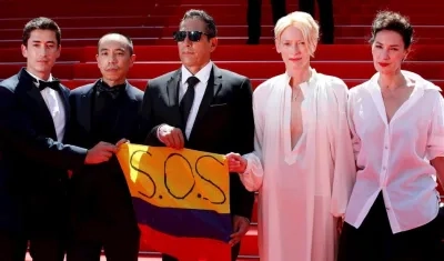 Los actores colombianos y extranjeros con la bandera.